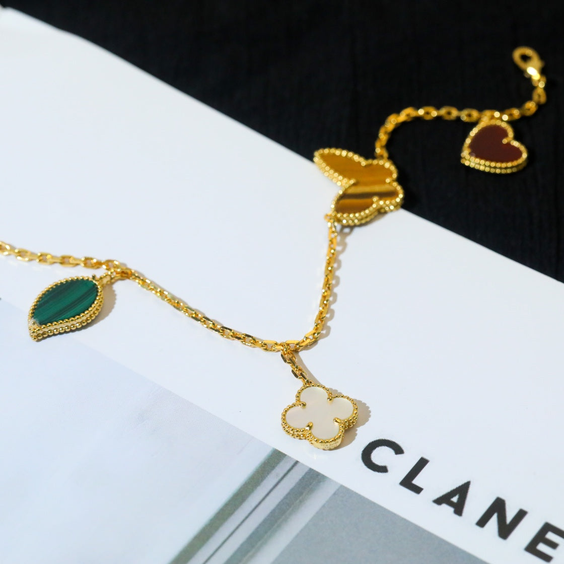 ¡®Moco¡¯LUCKY SPRING 5 MOTIF GOLD BRACELET