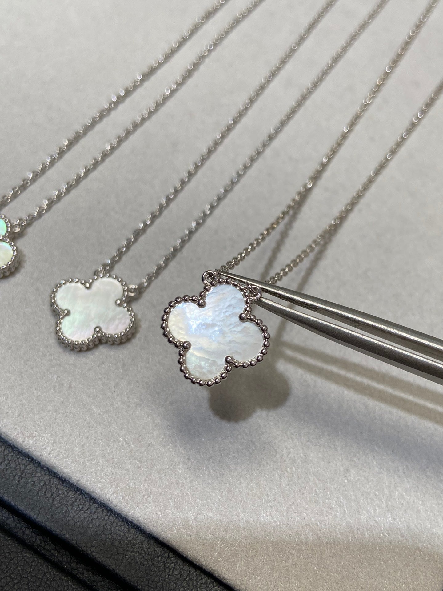 ¡®Moco¡¯CLOVER MEDIUM SILVER WHITE MOP NECKLACE