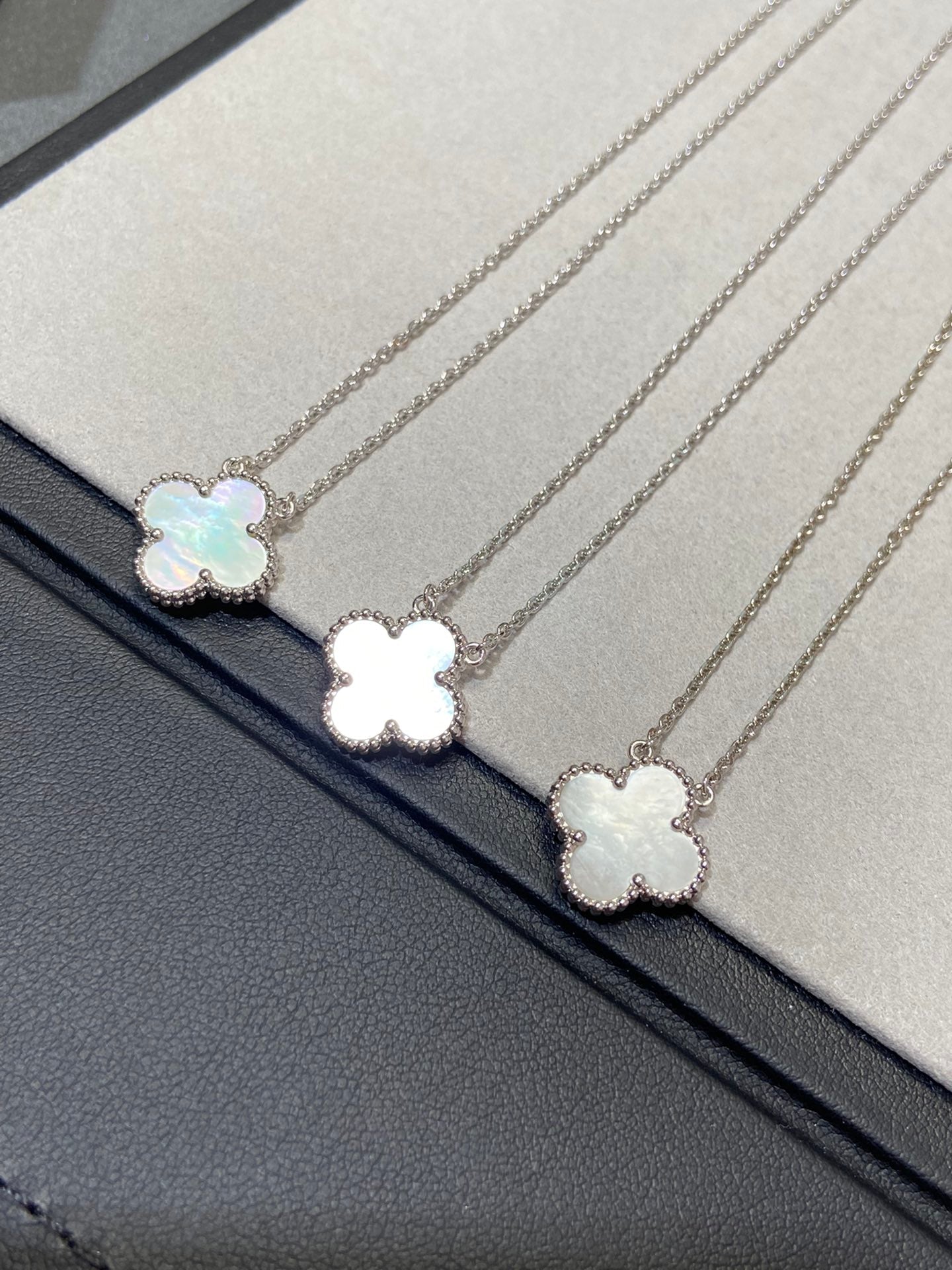 ¡®Moco¡¯CLOVER MEDIUM SILVER WHITE MOP NECKLACE