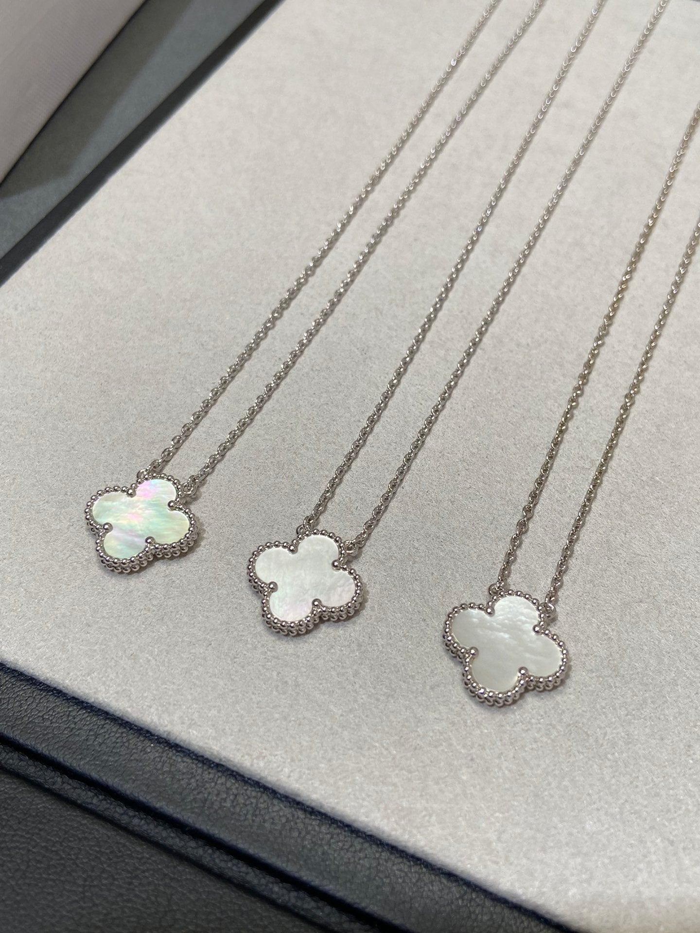¡®Moco¡¯CLOVER MEDIUM SILVER WHITE MOP NECKLACE