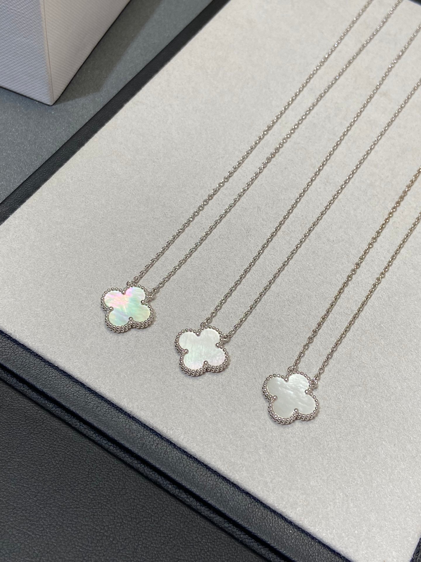 ¡®Moco¡¯CLOVER MEDIUM SILVER WHITE MOP NECKLACE