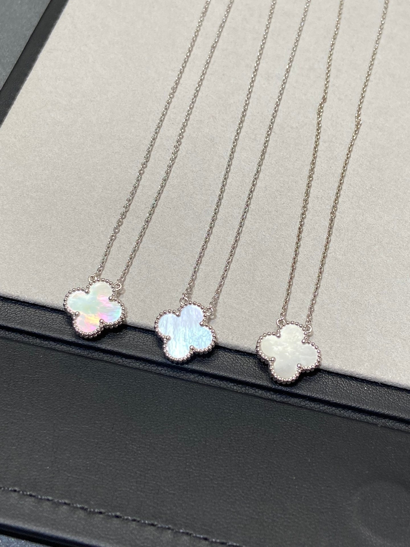 ¡®Moco¡¯CLOVER MEDIUM SILVER WHITE MOP NECKLACE