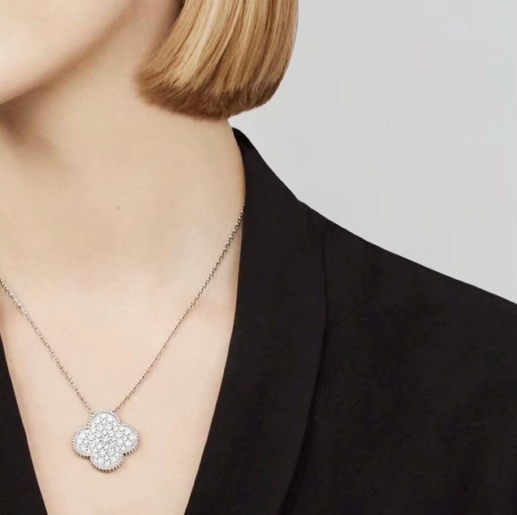 ¡®Moco¡¯CLOVER 25MM LARGE PENDANT DIAMOND PAVED SILVER NECKLACE