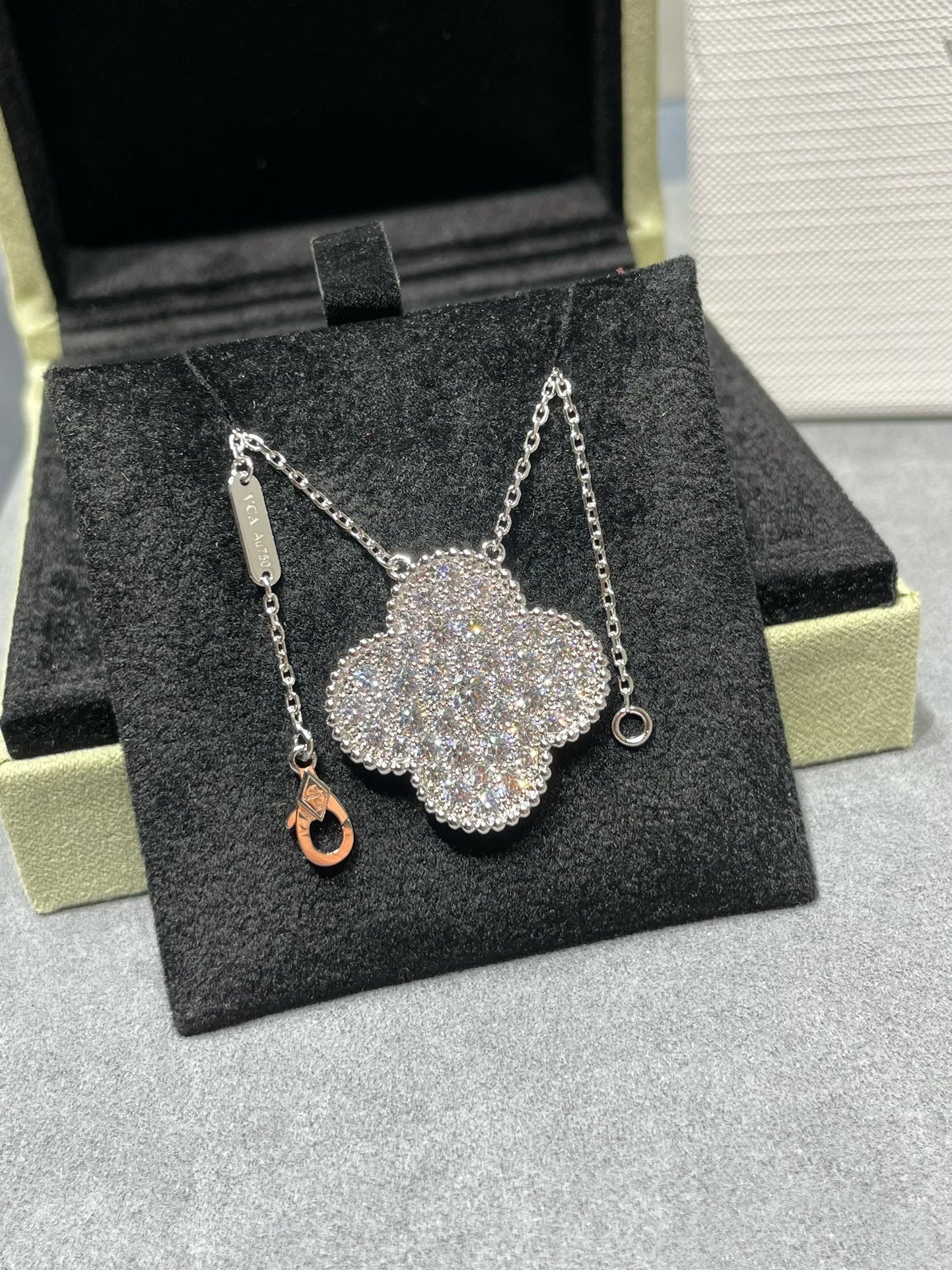 ¡®Moco¡¯CLOVER 25MM LARGE PENDANT DIAMOND PAVED SILVER NECKLACE
