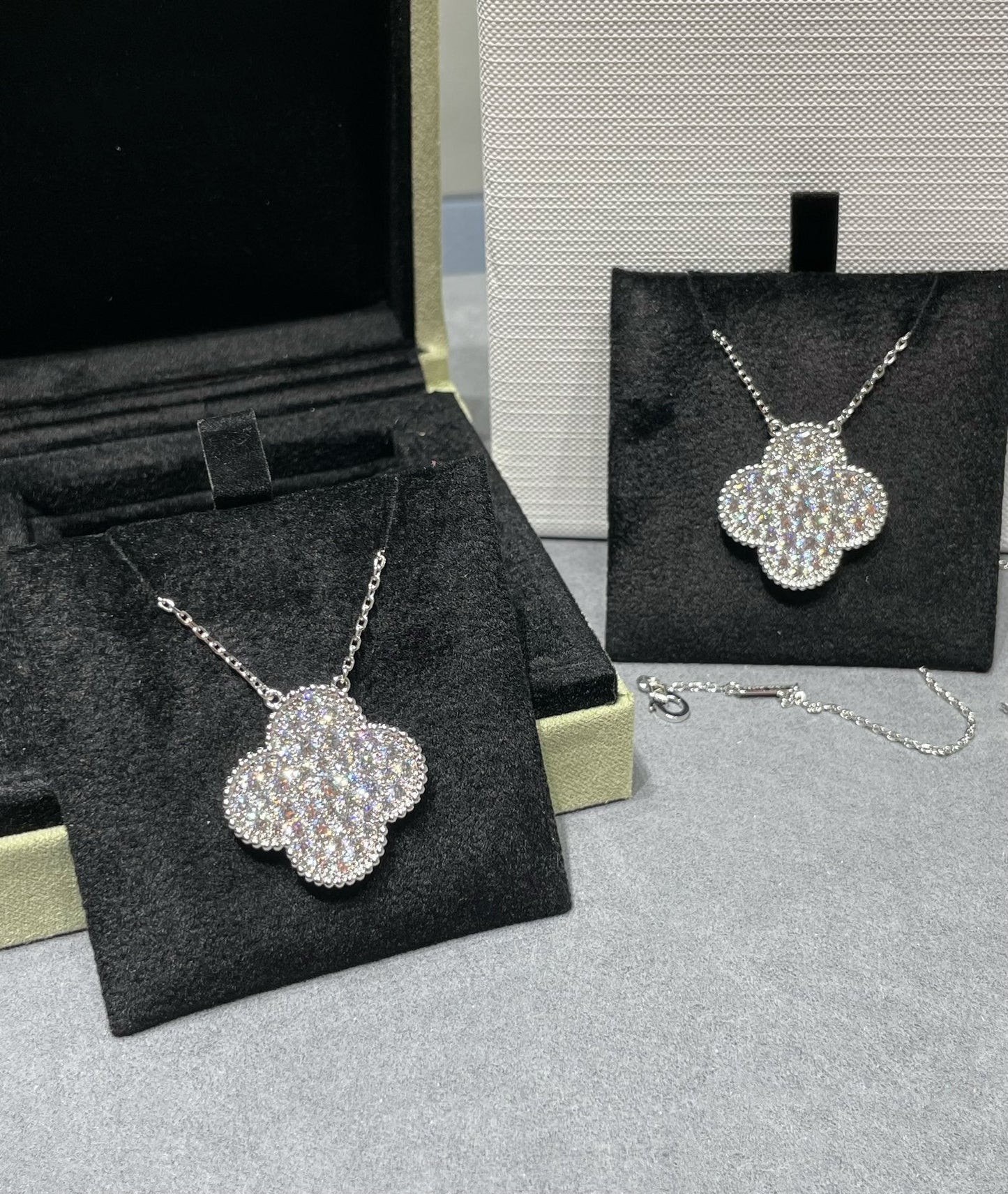 ¡®Moco¡¯CLOVER 25MM LARGE PENDANT DIAMOND PAVED SILVER NECKLACE