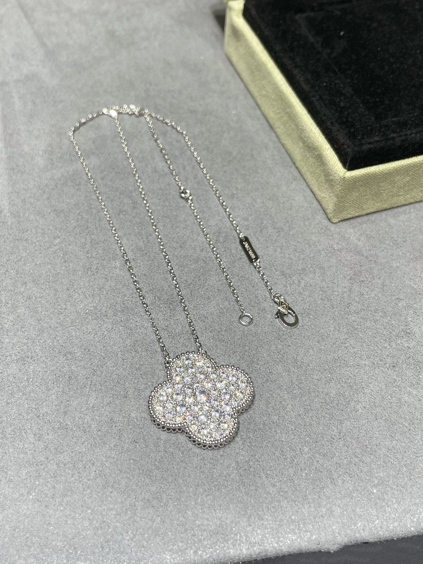 ¡®Moco¡¯CLOVER 25MM LARGE PENDANT DIAMOND PAVED SILVER NECKLACE