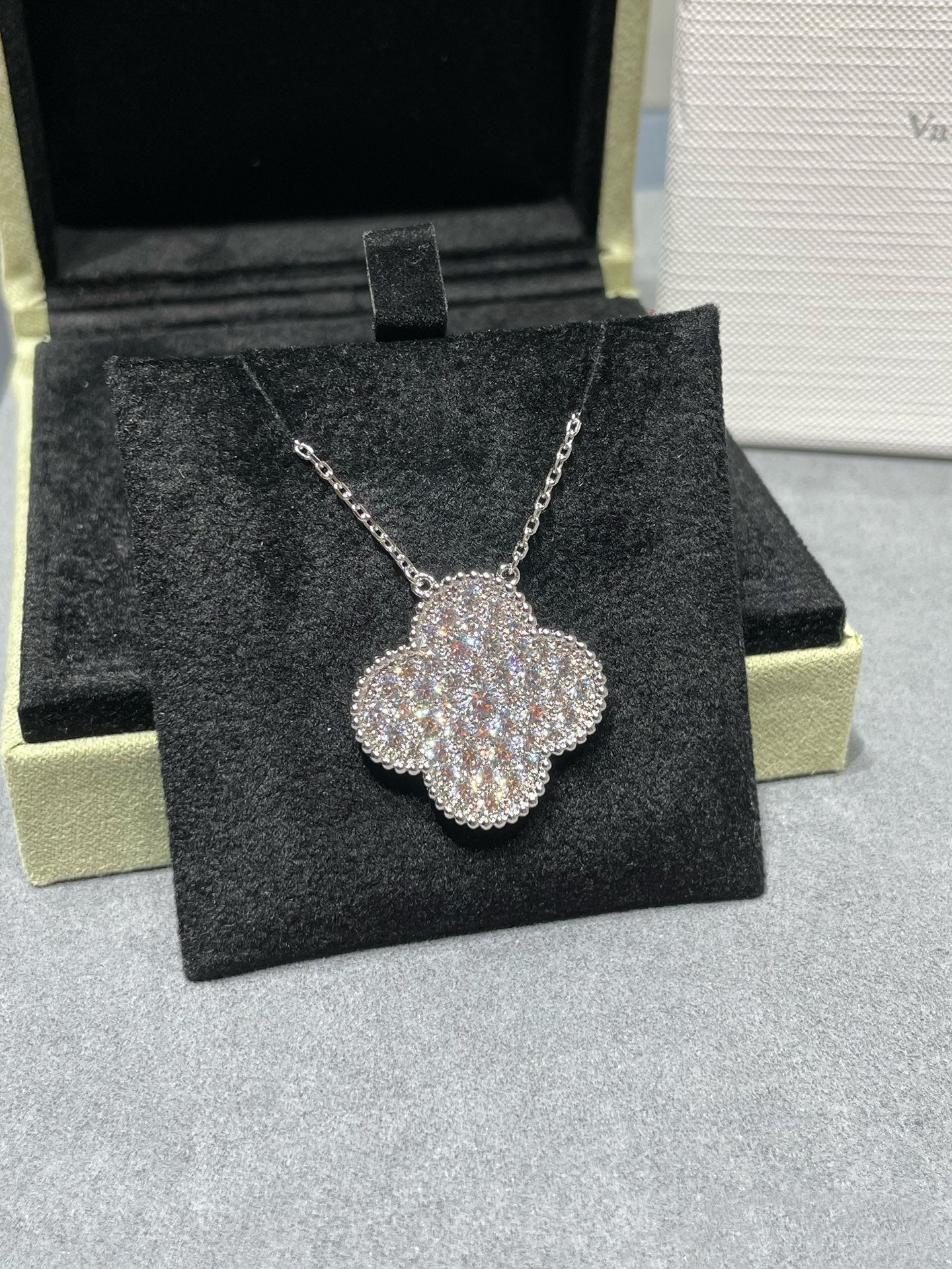 ¡®Moco¡¯CLOVER 25MM LARGE PENDANT DIAMOND PAVED SILVER NECKLACE
