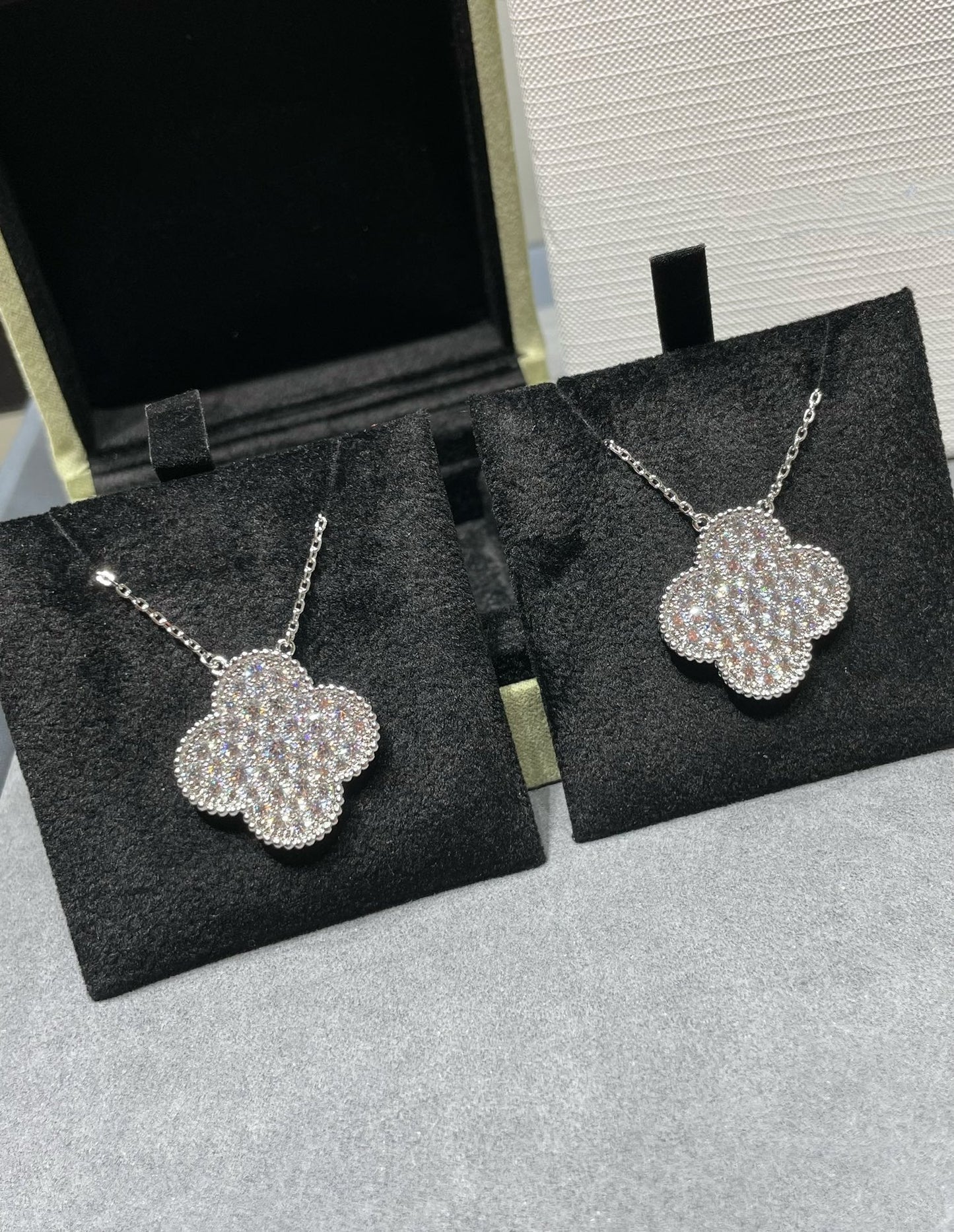 ¡®Moco¡¯CLOVER 25MM LARGE PENDANT DIAMOND PAVED SILVER NECKLACE