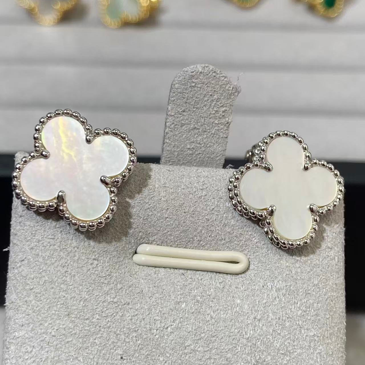[Moco] CLOVER LARGE (20mm) 1 MOTIFS WHITE MOP STUD EARRINGS