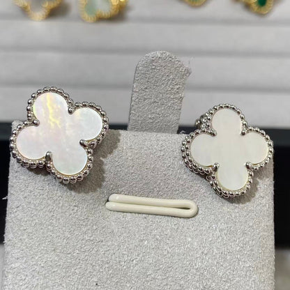 [Moco] CLOVER LARGE (20mm) 1 MOTIFS WHITE MOP STUD EARRINGS