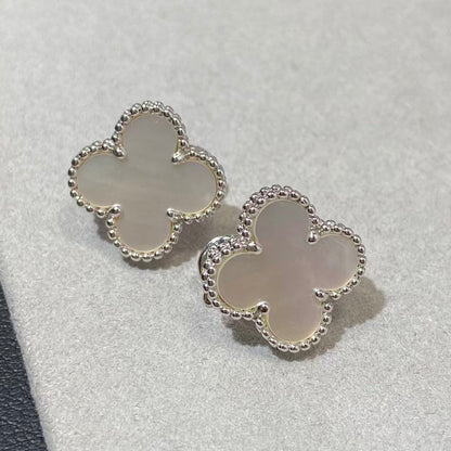 [Moco] CLOVER LARGE (20mm) 1 MOTIFS WHITE MOP STUD EARRINGS