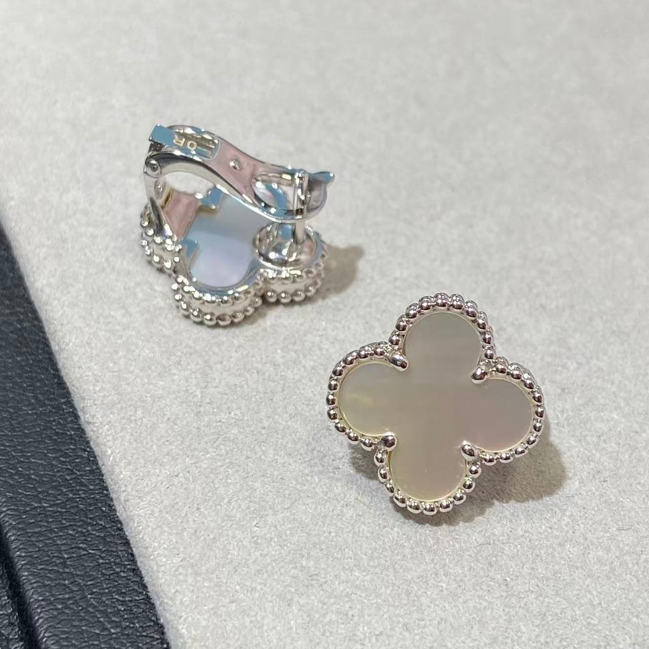 [Moco] CLOVER LARGE (20mm) 1 MOTIFS WHITE MOP STUD EARRINGS