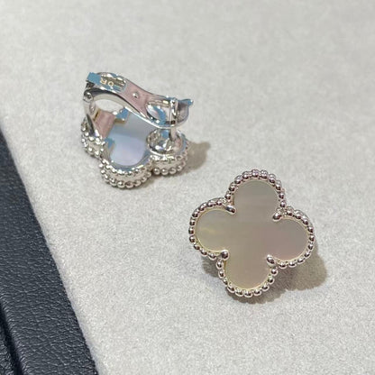 [Moco] CLOVER LARGE (20mm) 1 MOTIFS WHITE MOP STUD EARRINGS