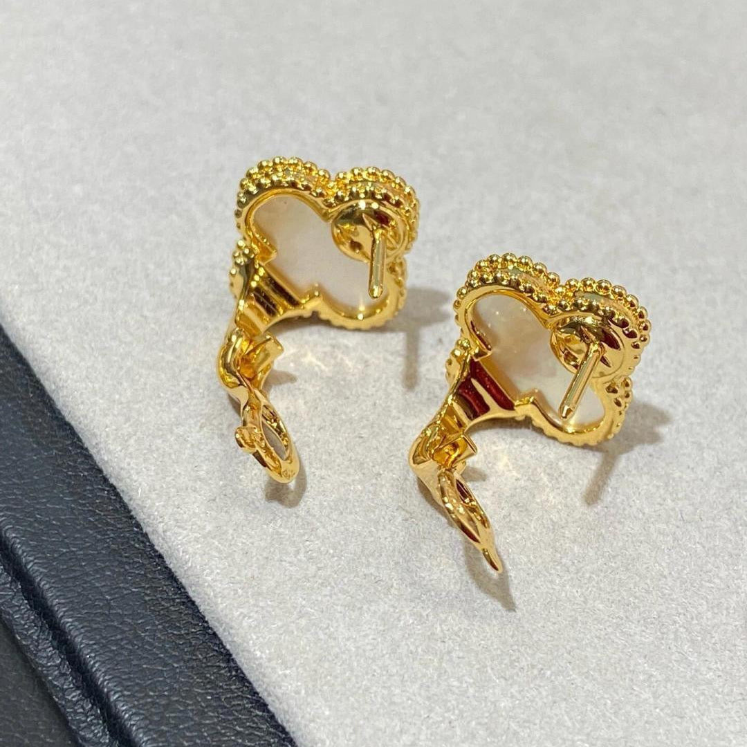 [Moco] CLOVER LARGE (20mm) 1 MOTIFS WHITE MOP STUD EARRINGS