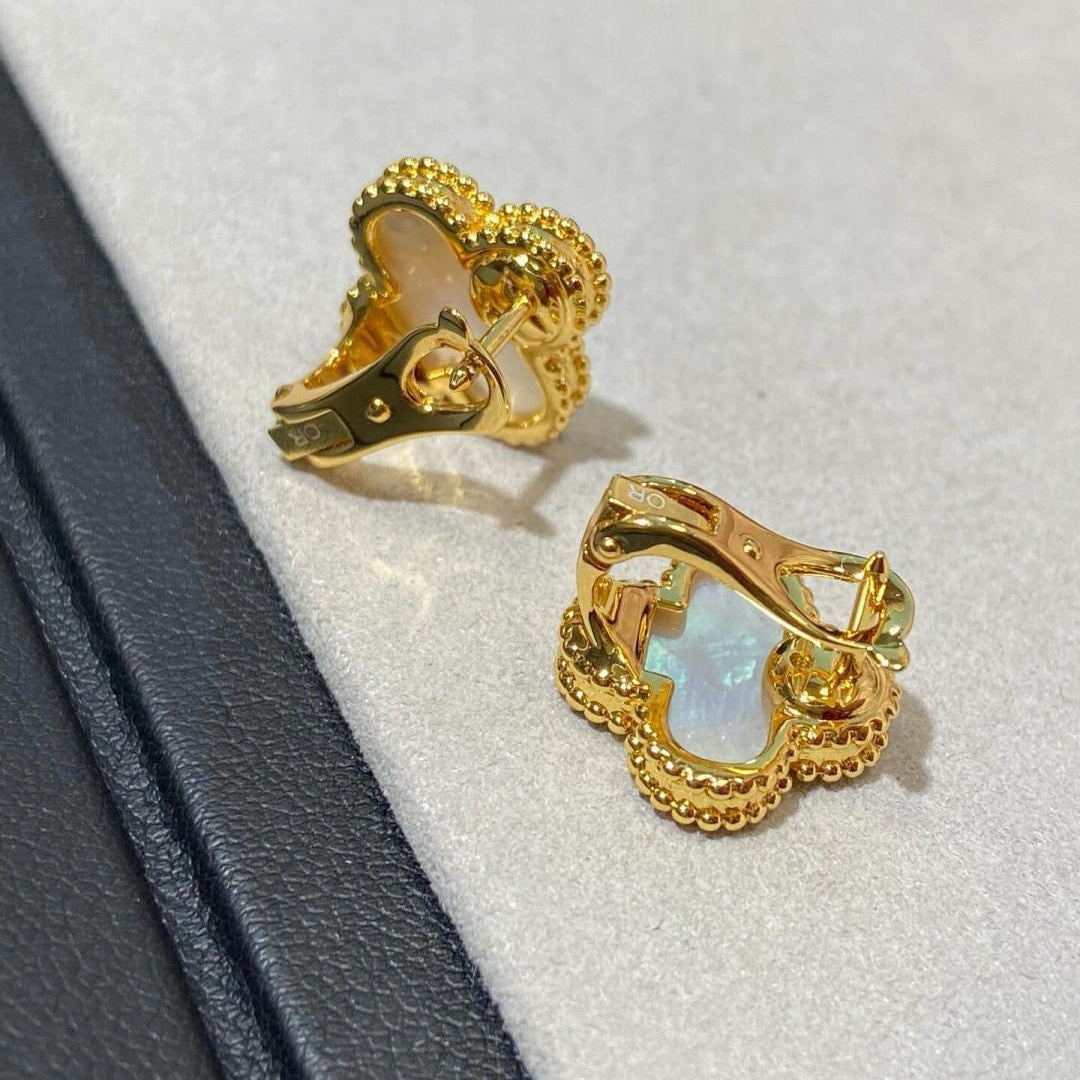 [Moco] CLOVER LARGE (20mm) 1 MOTIFS WHITE MOP STUD EARRINGS