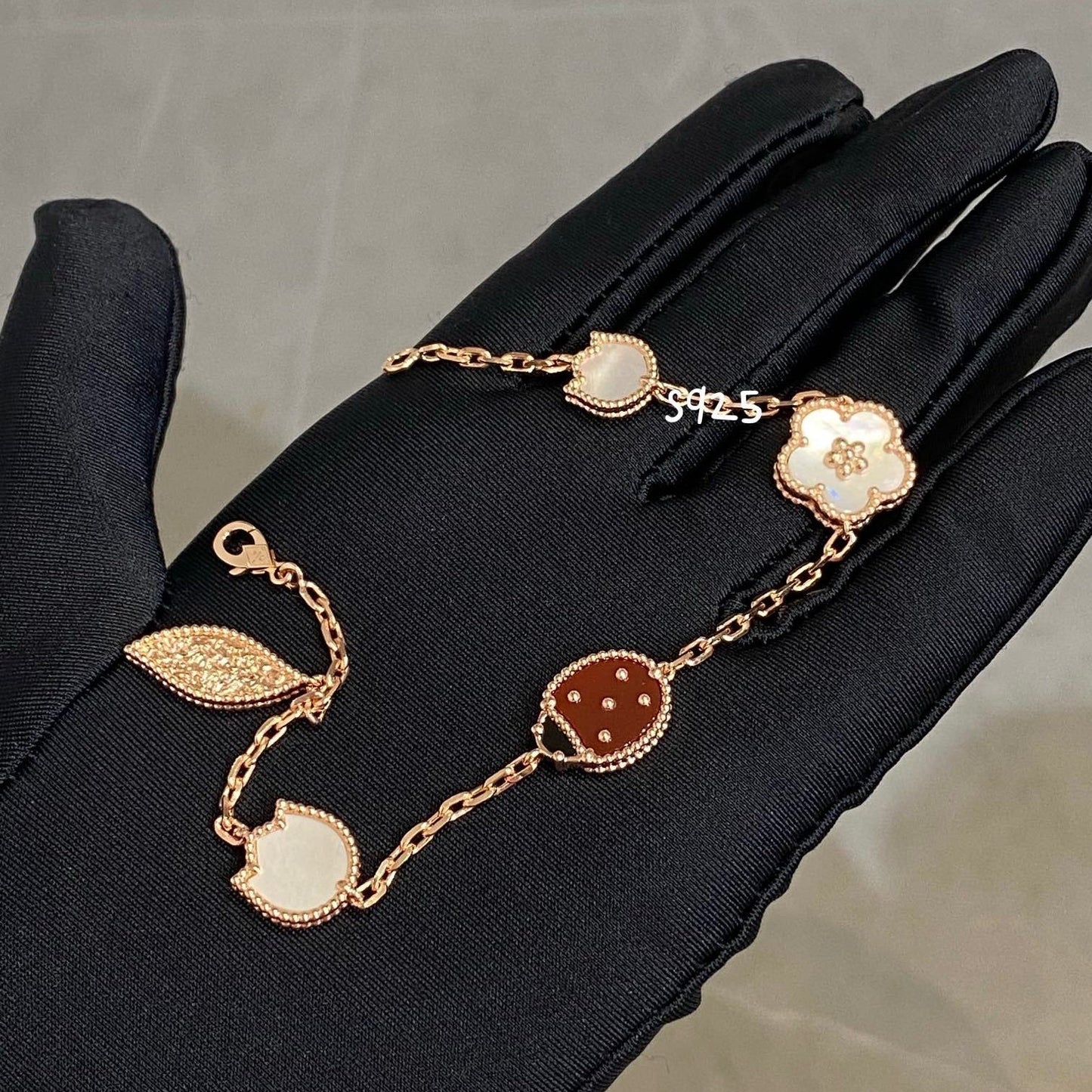 ¡®Moco¡¯LUCKY SPRING 5 MOTIF BRACELET