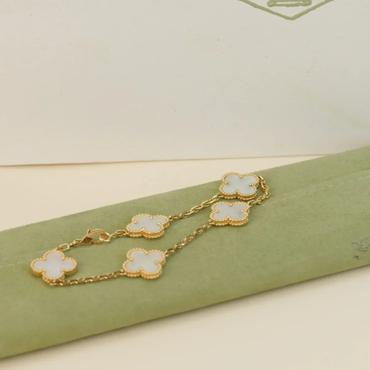 [Moco]New CLOVER WHITE PEARL MOP 5 MOTIF BRACELET COLLECTION