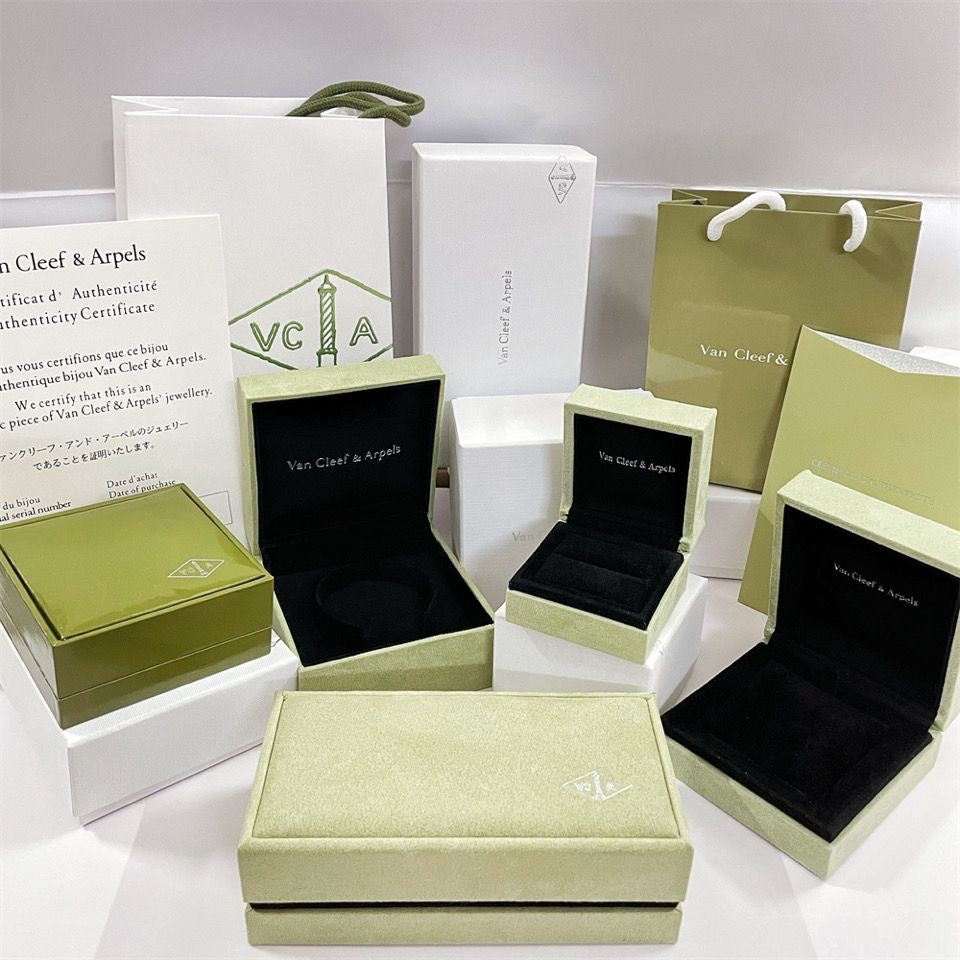 ¡®Moco¡¯VA CLOVER BRACELET NECKLACE RING BOX GIFT BAG