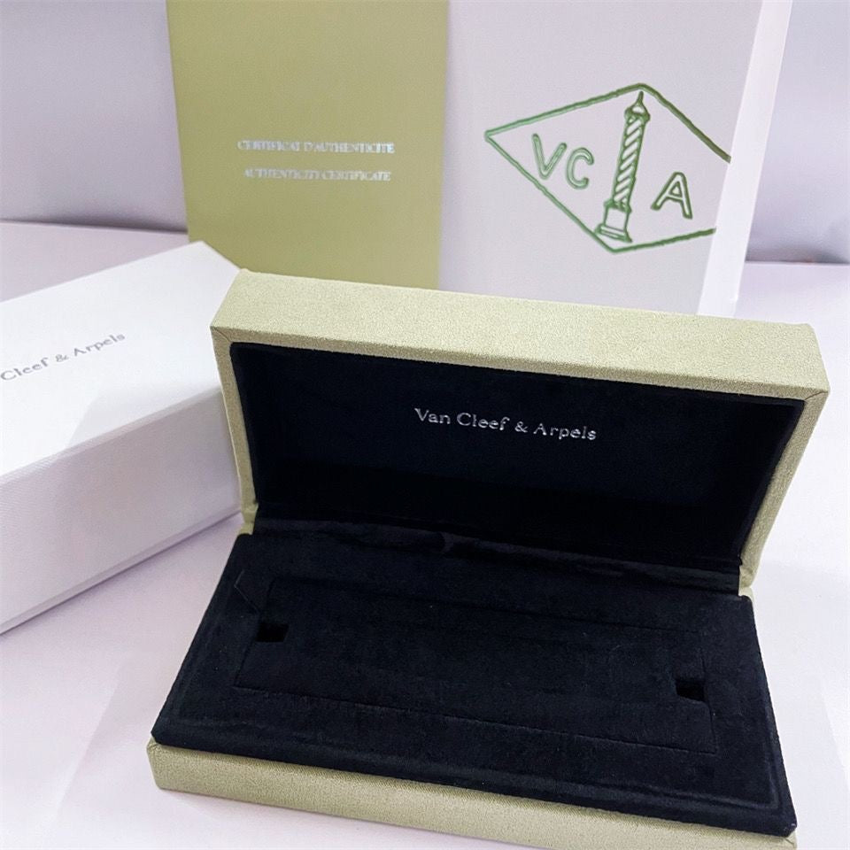 ¡®Moco¡¯VA CLOVER BRACELET NECKLACE RING BOX GIFT BAG