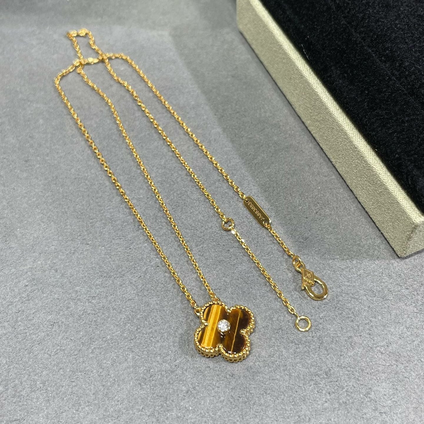 ¡®Moco¡¯CLOVER 15MM DIAMOND AND YELLOW TIGER'S EYE AGATE necklace