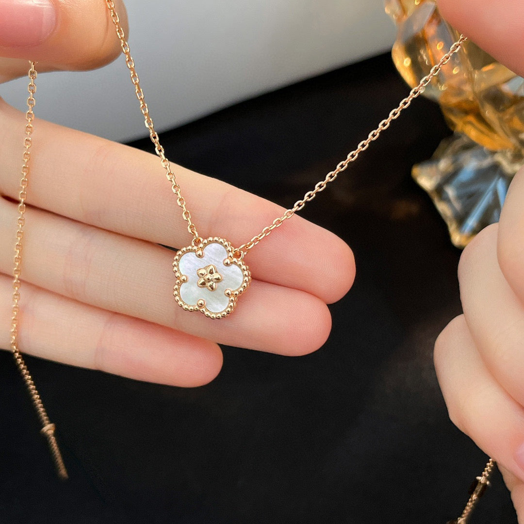 ¡®Moco¡¯LUCKY  WHITE MOP  PLUM BLOSSOM NECKLACE