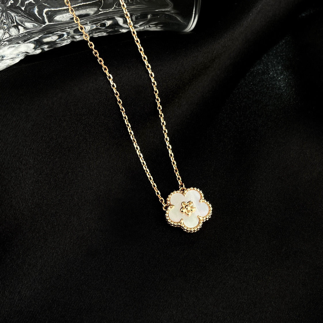 ¡®Moco¡¯LUCKY  WHITE MOP  PLUM BLOSSOM NECKLACE