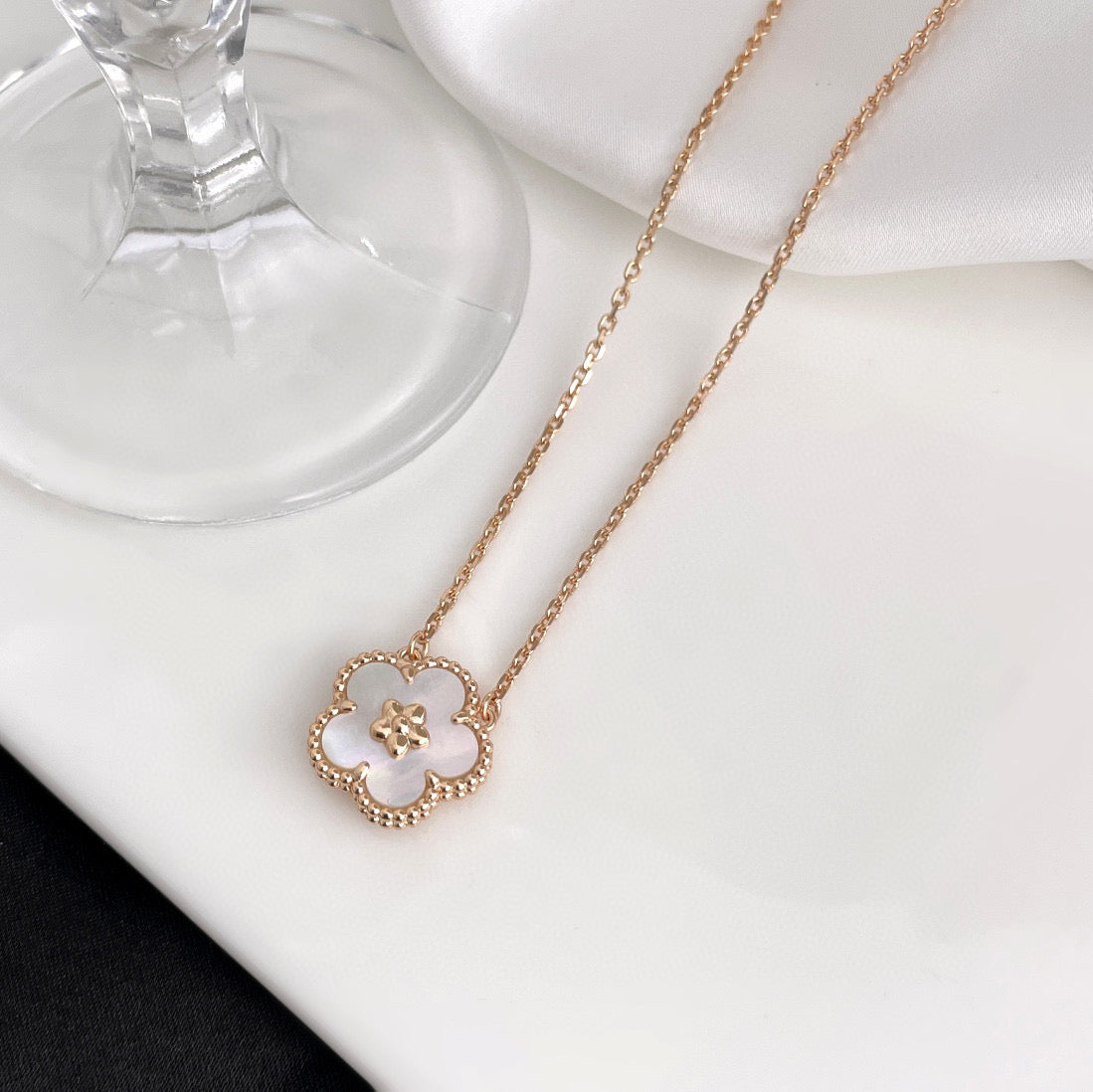 ¡®Moco¡¯LUCKY  WHITE MOP  PLUM BLOSSOM NECKLACE