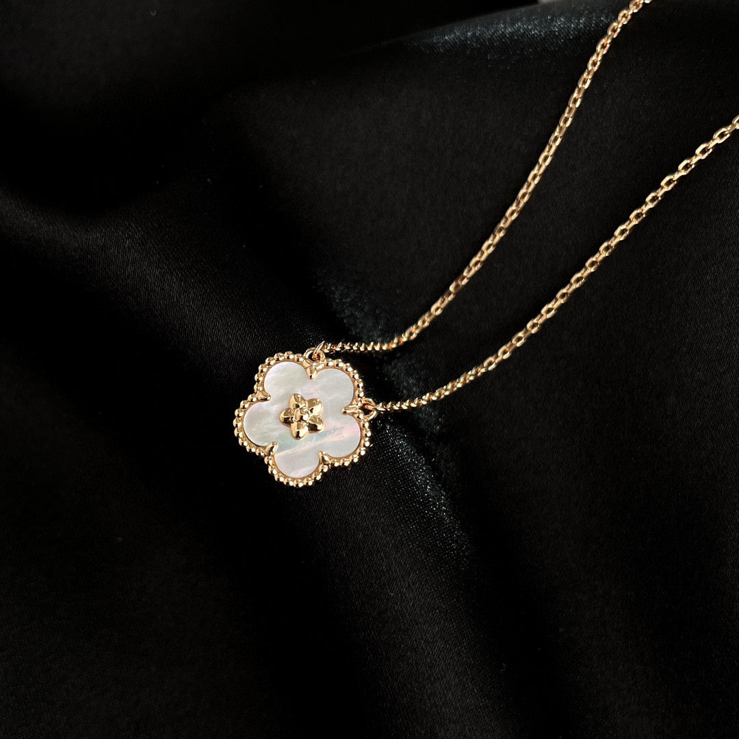 ¡®Moco¡¯LUCKY  WHITE MOP  PLUM BLOSSOM NECKLACE