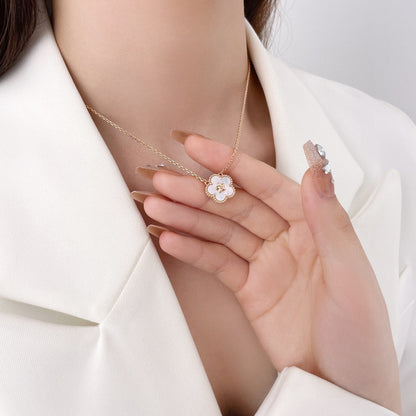 ¡®Moco¡¯LUCKY  WHITE MOP  PLUM BLOSSOM NECKLACE