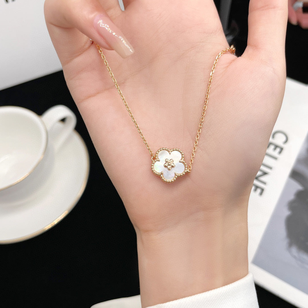 ¡®Moco¡¯LUCKY  WHITE MOP  PLUM BLOSSOM NECKLACE