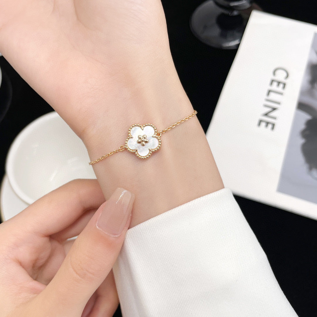 ¡®Moco¡¯LUCKY WHITE MOP PLUM BLOSSOM  BRACELET