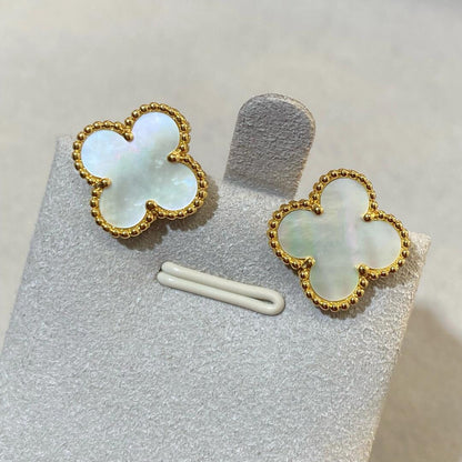 [Moco] CLOVER LARGE (20mm) 1 MOTIFS WHITE MOP STUD EARRINGS