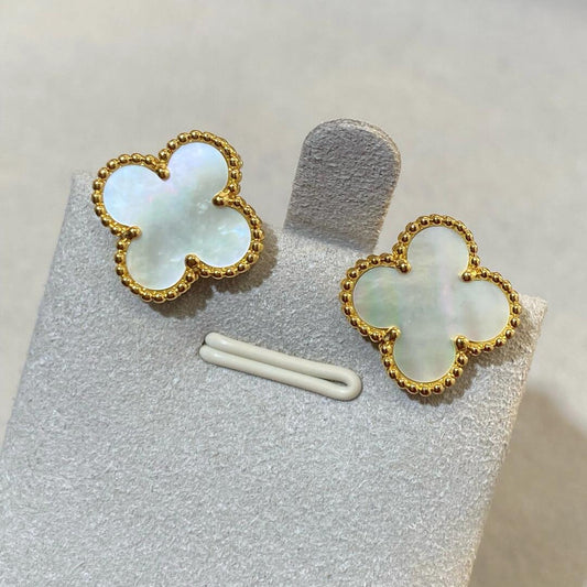 [Moco] CLOVER LARGE (20mm) 1 MOTIFS WHITE MOP STUD EARRINGS