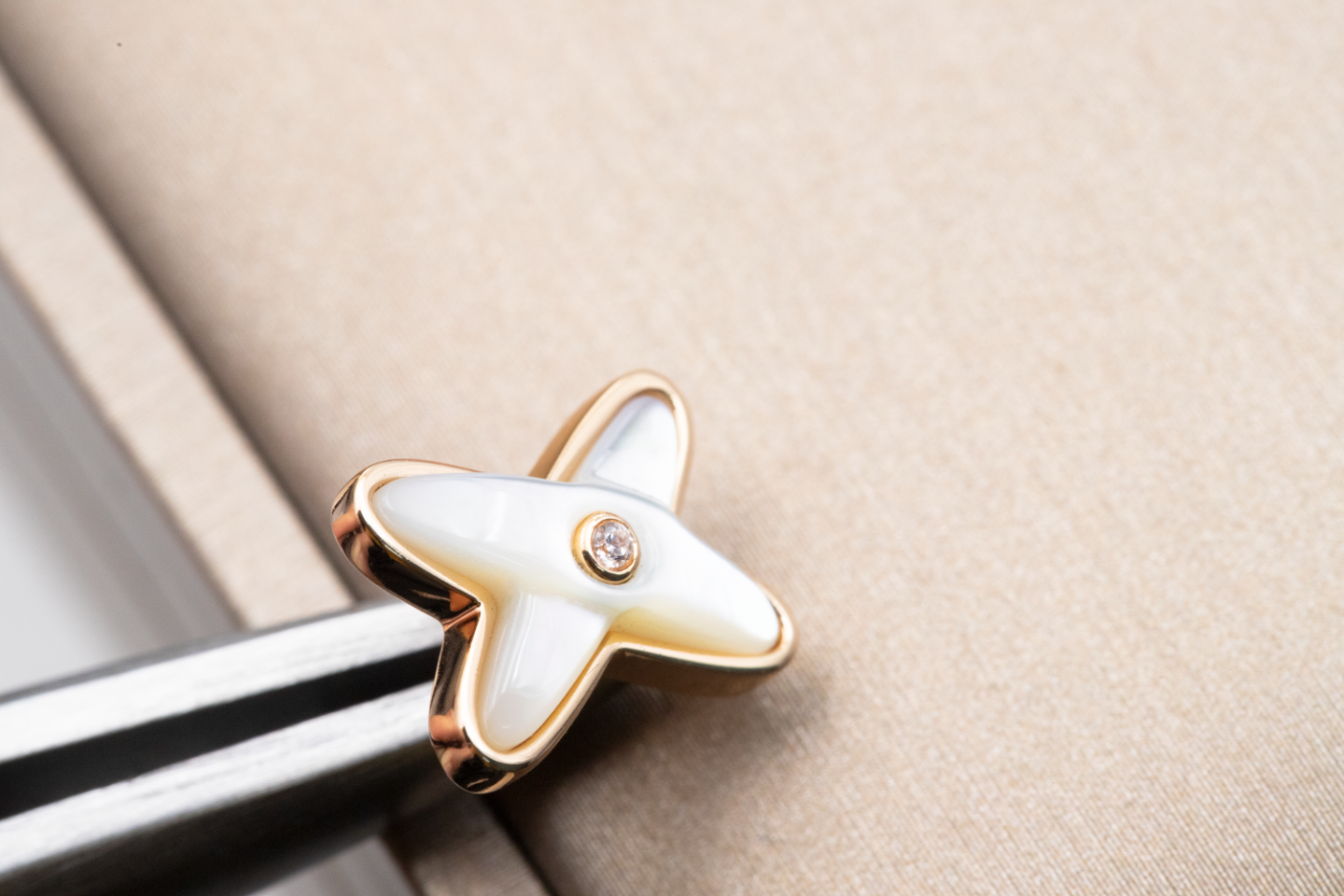 ¡®Moco¡¯JEUX DE WHITE MOP PINK GOLD DIAMOND EARRINGS