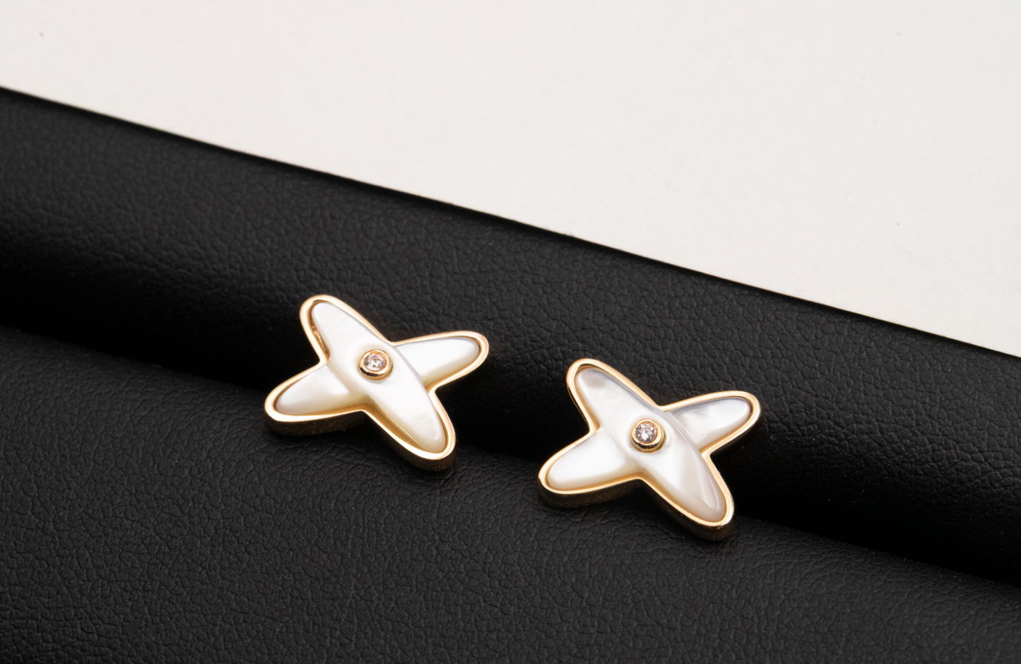¡®Moco¡¯JEUX DE WHITE MOP PINK GOLD DIAMOND EARRINGS