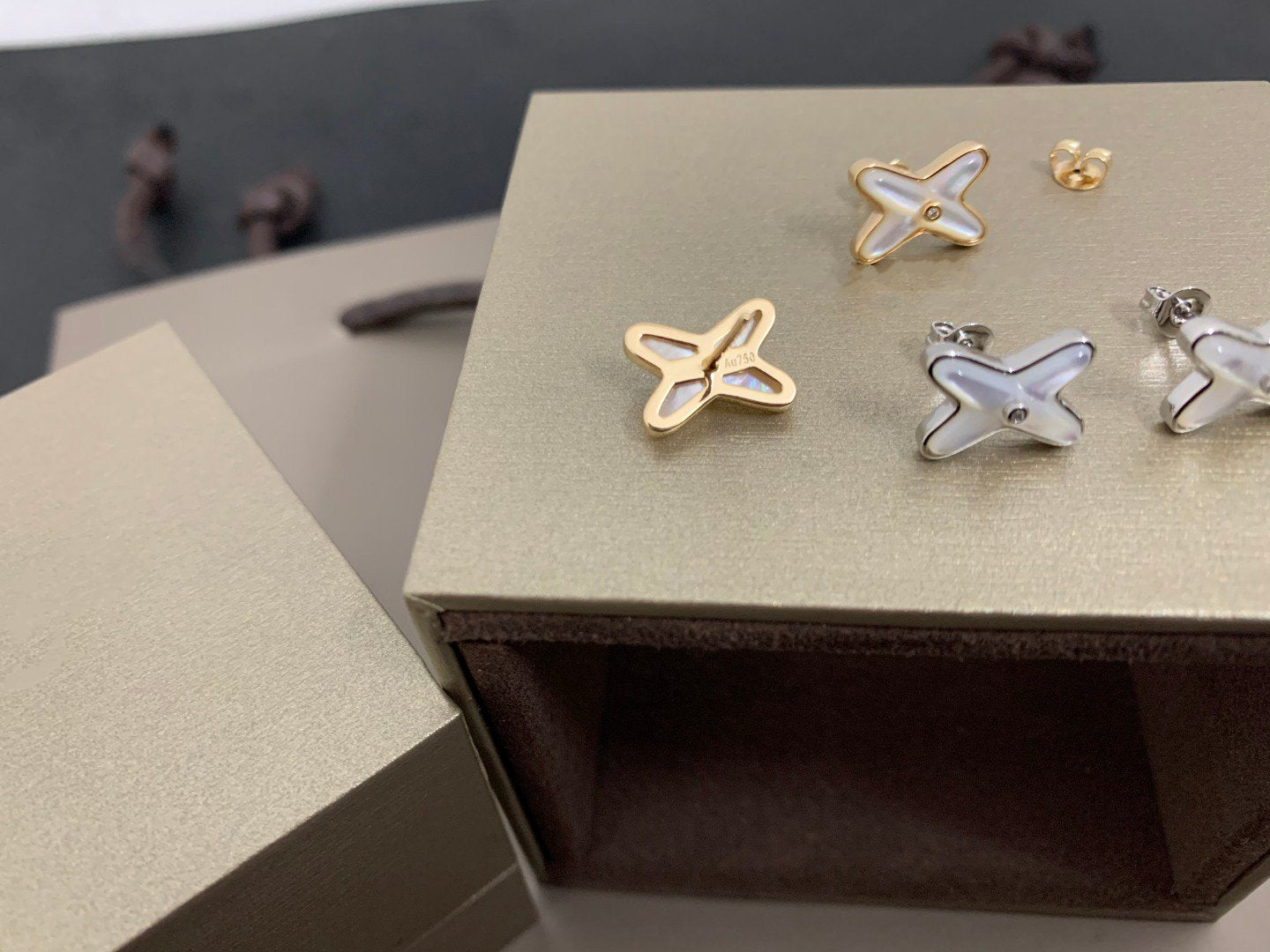 ¡®Moco¡¯JEUX DE WHITE MOP SILVER DIAMOND EARRINGS