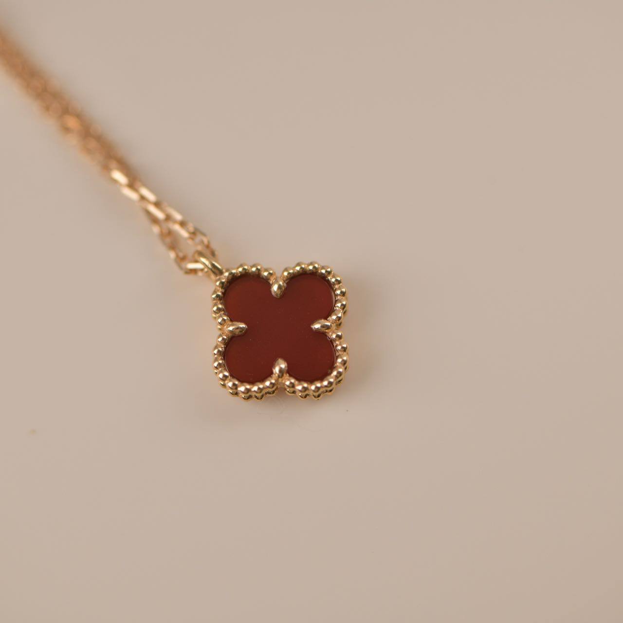 ¡®Moco¡¯CLOVER MINI 9.5MM WHITE CARNELIANS NECKLACE