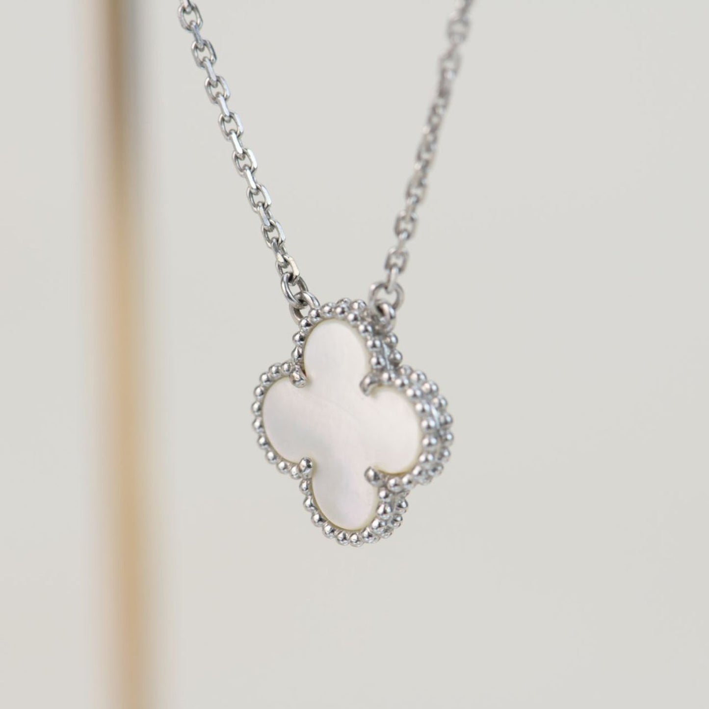 ¡®Moco¡¯CLOVER  15MM WHITE MOTHER-OF-PEARL SILVER