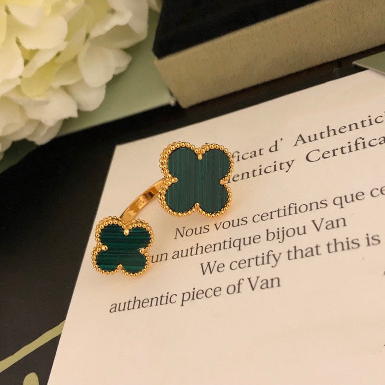 ¡®Moco¡¯CLOVER BETWEEN THE FINGER RING