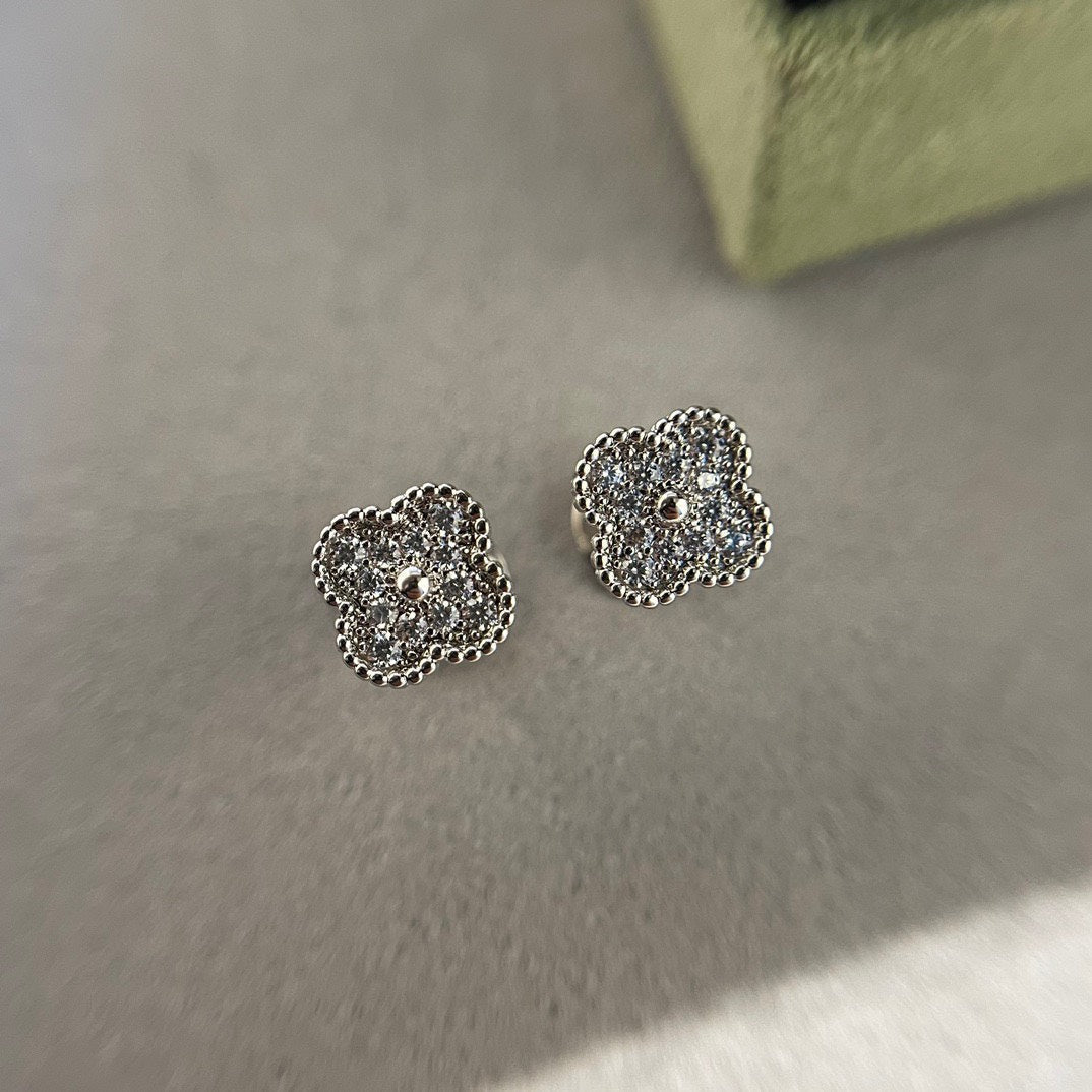 ¡®Moco¡¯CLOVER MINI DIAMOND STUD EARRINGS