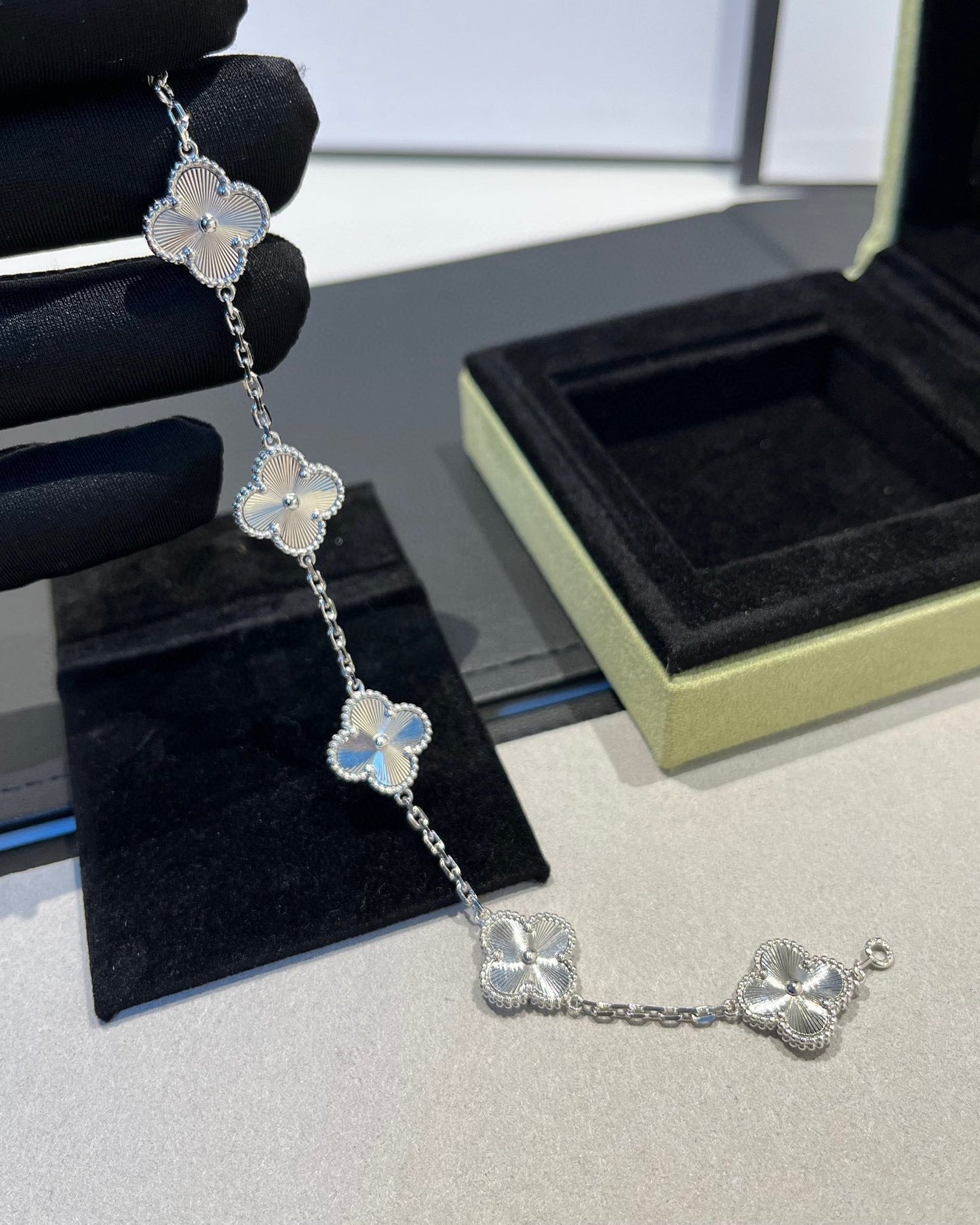 [Moco]New  CLOVER 5 MOTIF LASER BRACELET COLLECTION