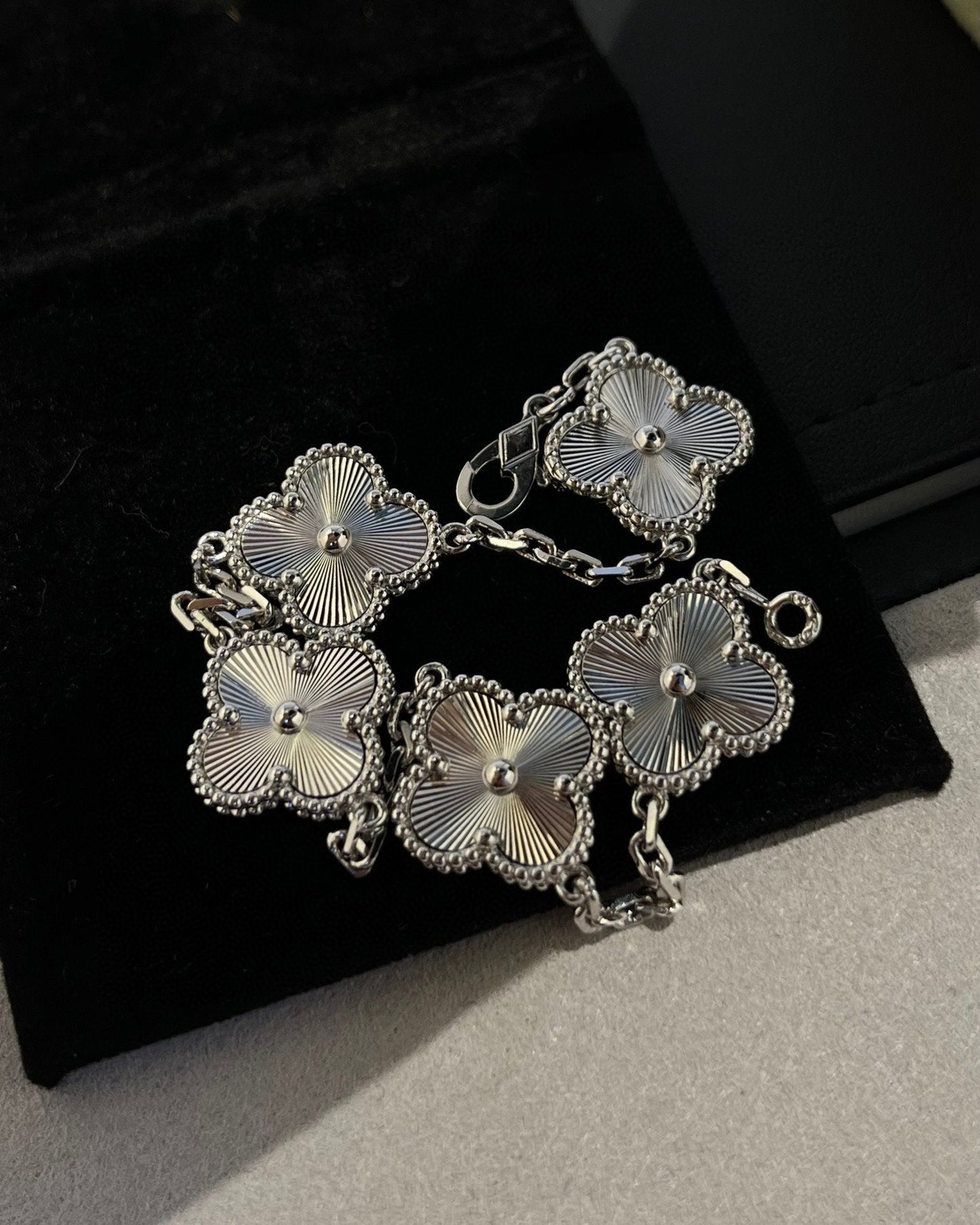 [Moco]New  CLOVER 5 MOTIF LASER BRACELET COLLECTION