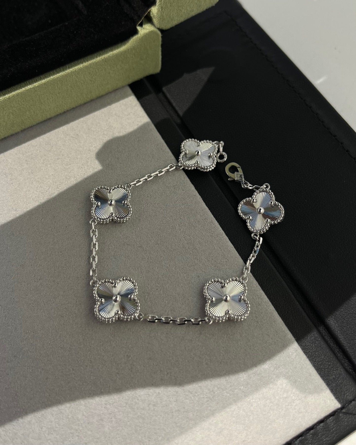 [Moco]New  CLOVER 5 MOTIF LASER BRACELET COLLECTION