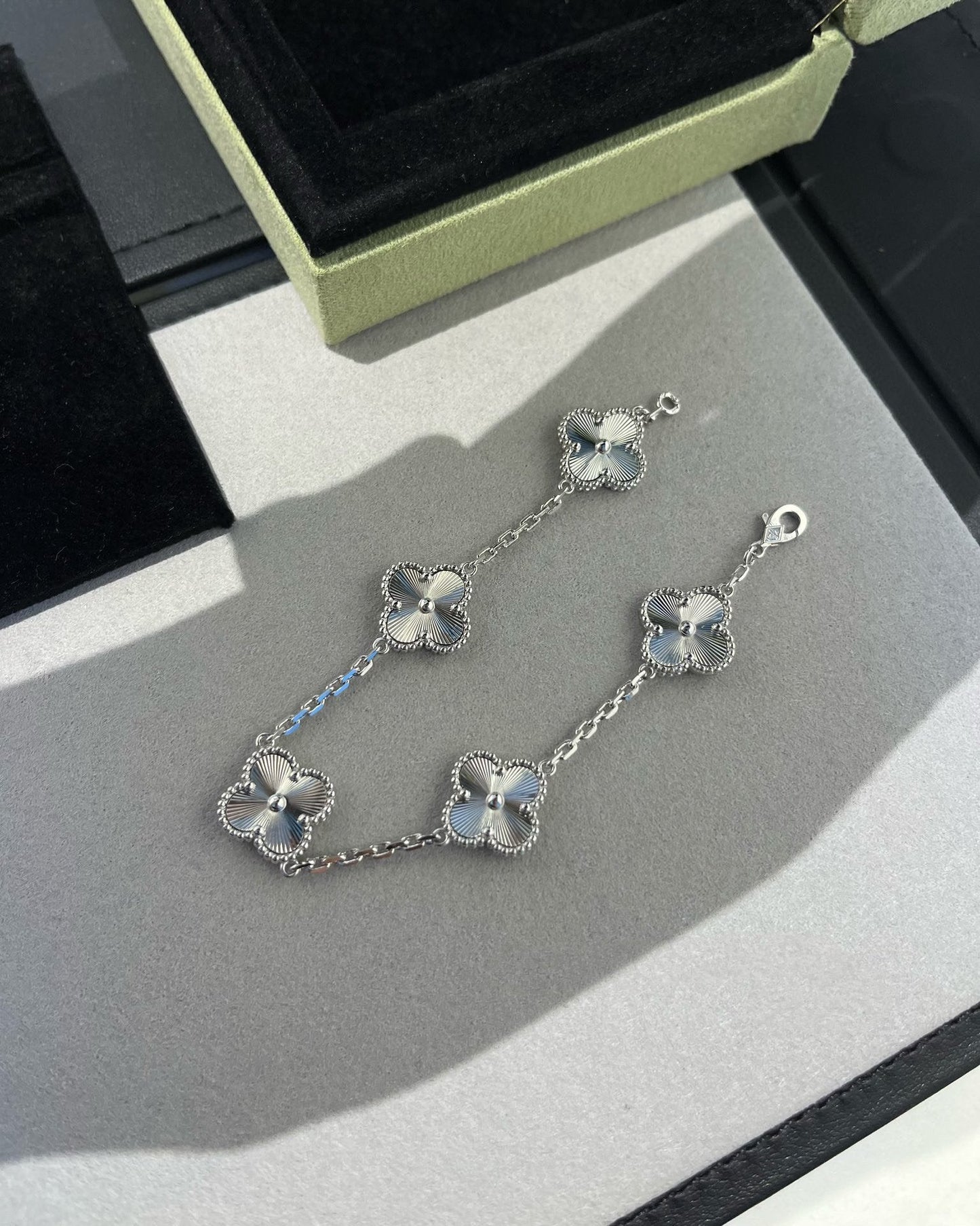 [Moco]New  CLOVER 5 MOTIF LASER BRACELET COLLECTION